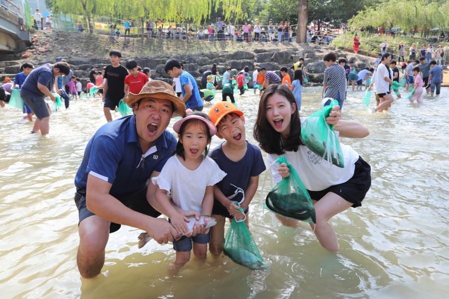 맨손 물고기 잡기