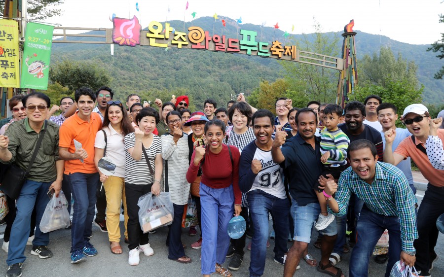 와푸축제 즐기는 외국인 관광객
